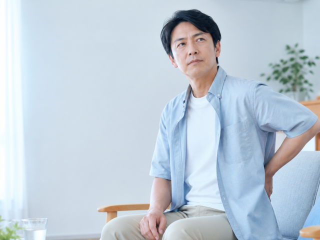 夏に腰がつらくなるのはなぜ？冷房・長時間移動への5つの対策